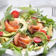 绿色美食+烟熏三文鱼牛油果沙拉