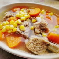 胡萝卜玉米排骨汤