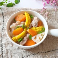 胡萝卜玉米排骨汤
