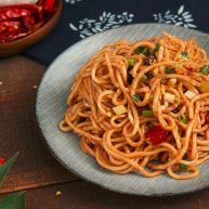 拌方便面，用美食温暖她的心