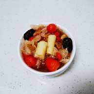 银耳、山药、红枣、草莓羹