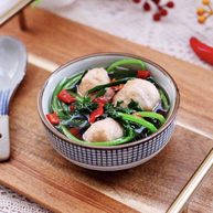 茼蒿墨鱼丸子汤