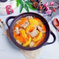 胡萝卜玉米排骨汤