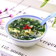 养生营养的荠菜虾皮鸡蛋汤