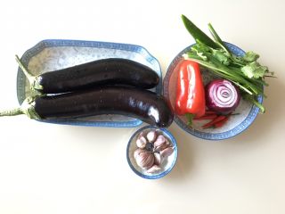 1、蒜香烤茄子,准备好食材，清洗干净