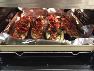 10、蒜香烤茄子,终于撒上香葱香菜