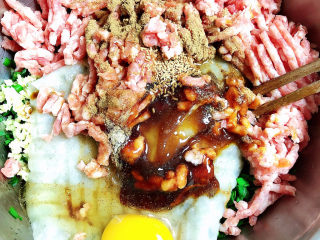 2、冰花锅贴,准备好饺子馅儿，也可以准备速冻水饺。