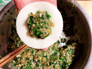 3、冰花锅贴,取饺子皮，包入肉馅，包成形。