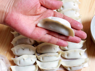 4、冰花锅贴,简单又方便。