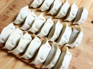 5、冰花锅贴,逐一将饺子包好。