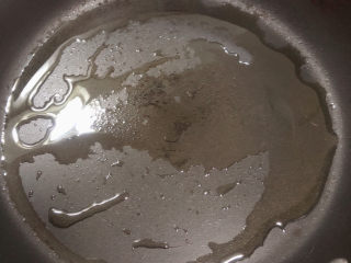 6、冰花锅贴,平底锅倒入油，加热至五成热。