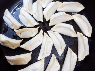 7、冰花锅贴,将饺子摆放成圆形。将饺子小火慢煎。