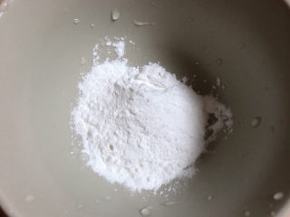 8、冰花锅贴,准备好一勺淀粉。