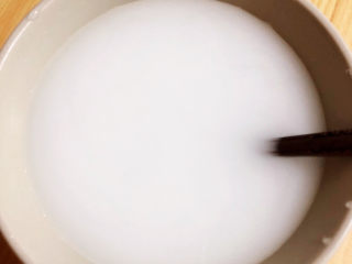 9、冰花锅贴,倒入150ml水，将淀粉溶解。