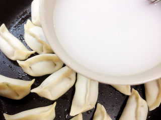 11、冰花锅贴,将淀粉水倒入锅中。