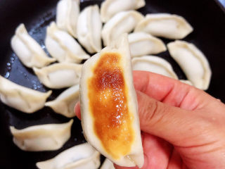 10、冰花锅贴,将饺子底部煎成金黄色。