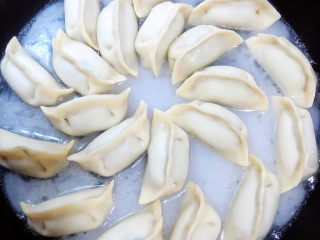 12、冰花锅贴,大火将淀粉水烧开锅。