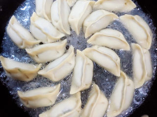 13、冰花锅贴,待淀粉水开锅后，盖盖儿，改为小火煎至。