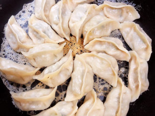 14、冰花锅贴,大约6-8分钟淀粉水已成冰花型，即可出锅了。