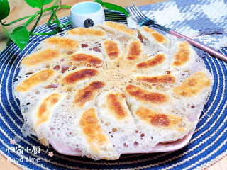 15、冰花锅贴,一盘漂亮的冰花锅贴就上桌了。