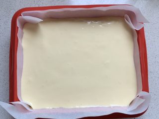 9、古早蛋糕,倒入9寸乐葵硅胶模具中，震出气泡