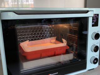 10、古早蛋糕,水浴法，底部烤盘中加入热水。中下层、上火145度、下火150度烤60分钟左右！