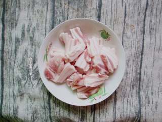 1、回锅肉,五花肉解冻到半硬,开始切片