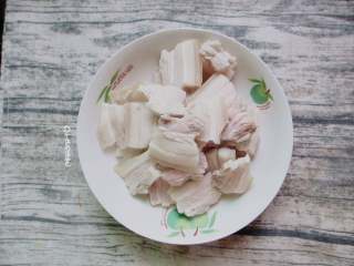 2、回锅肉,锅中倒水,将五花肉放入锅中,中火煮3分钟