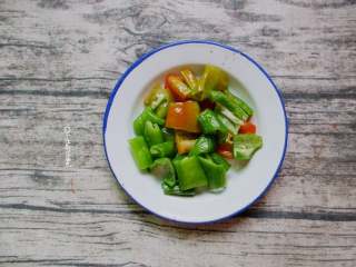 3、回锅肉,青椒洗净切斜刀段