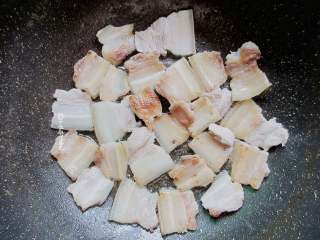 4、回锅肉,锅内不放油放入切好的肉片,翻炒至肉片卷曲,肥肉透明最好,这样猪肉的油都被炒出来了,吃起来不腻