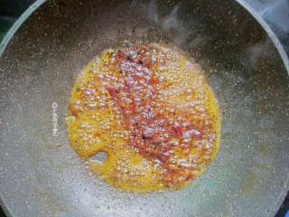 5、回锅肉,锅里加入菜籽油大火将锅烧热,加郫县豆瓣酱炒至出香味