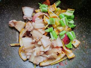 7、回锅肉,再加入青椒块、五花肉翻炒一会儿