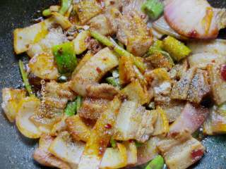 8、回锅肉,最后加入料酒、白糖、盐、生抽翻炒均匀即可食用