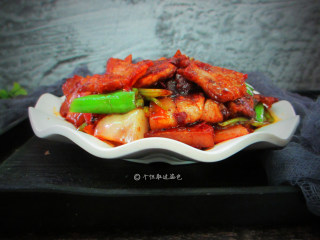 11、回锅肉,肉片微微带着郫县豆瓣酱的红与辣,很是美味