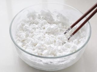 1、水晶蒸饺,将澄粉和玉米淀粉混合放进容器中，倒入开水搅拌成棉絮状。