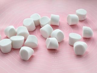 6、水晶蒸饺,将面团取出揉匀，先搓成长条状，然后切割成大小均匀的面剂子。