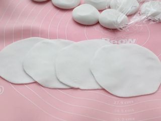 7、水晶蒸饺,用掌根按扁后擀成饺子皮状，要中间略厚、边缘稍薄的。