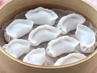 9、水晶蒸饺,按照以上步骤包好所有的饺子，依次排放在蒸笼内。