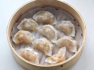 10、水晶蒸饺,蒸锅中添适量清水，冷水上锅，水开后蒸约十分钟即可。