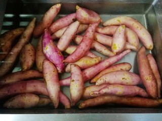 1、地瓜干,把地瓜表面刷洗干净。