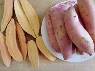 2、地瓜干,对切。