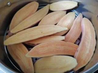 3、地瓜干,放入蒸锅,水开蒸8分钟。