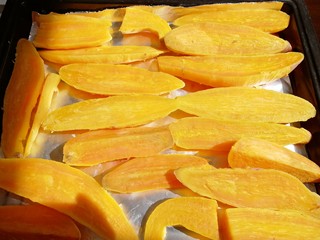 5、地瓜干,放入平盘里,放在阳光充足的地方晒太阳。