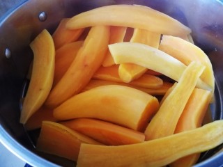 6、地瓜干,另一锅打去皮蒸。(蒸了3锅)