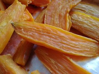 11、地瓜干,烤到表皮变干,颜色变深。