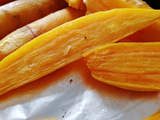 9、地瓜干,烤至表皮微干。