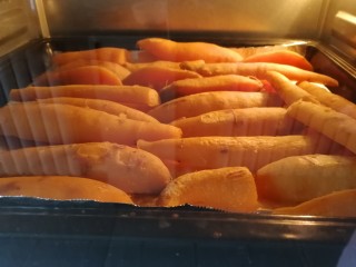 10、地瓜干,翻面继续烤。