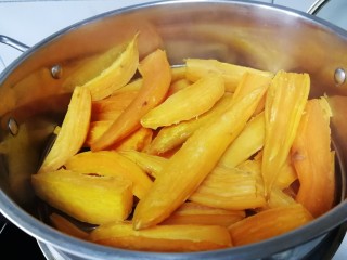 13、地瓜干,蒸好,夹出平铺盘上。