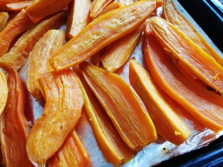 14、地瓜干,太阳出来就继续晒太阳大约2天,地瓜颜色会加深,中途翻面会有黏的糖份晒出来。(晚上密封冰箱冷藏)