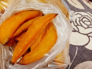 17、地瓜干,晒好的地瓜干,密封冷冻保存。(是冷冻保存)